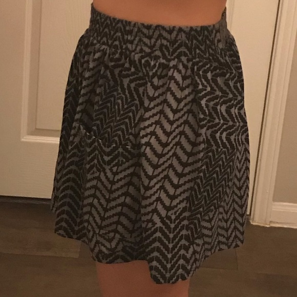 Geometric patterned skirt! - Picture 3 of 4
